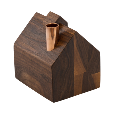 Une minuscule grange en bois avec une coupole et une cheminée en cuivre.