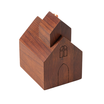 Un petit bougeoir d'église en bois avec une porte et une fenêtre.