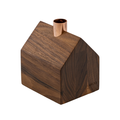 Un petit bougeoir en bois avec une cheminée en cuivre.