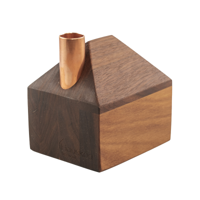 Une petite maison décorative en bois avec une cheminée en cuivre.