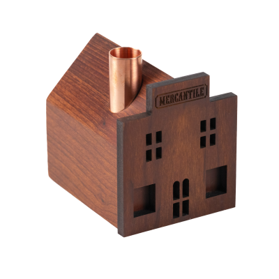Un petit bougeoir mercantile en bois avec une cheminée en cuivre.