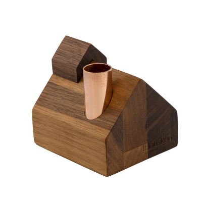 Une petite école en bois avec une cheminée en cuivre.