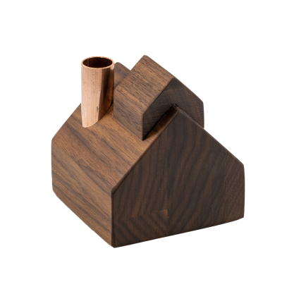 Une petite cabane à sucre en bois avec une cheminée en cuivre.